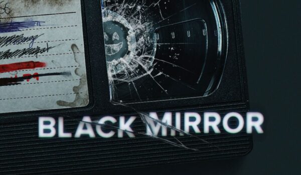 صورة تعبيرية عن مسلسل Black Mirror تُظهر مدينة ديستوبية ومرآة مكسورة تعكس الواقع المظلم