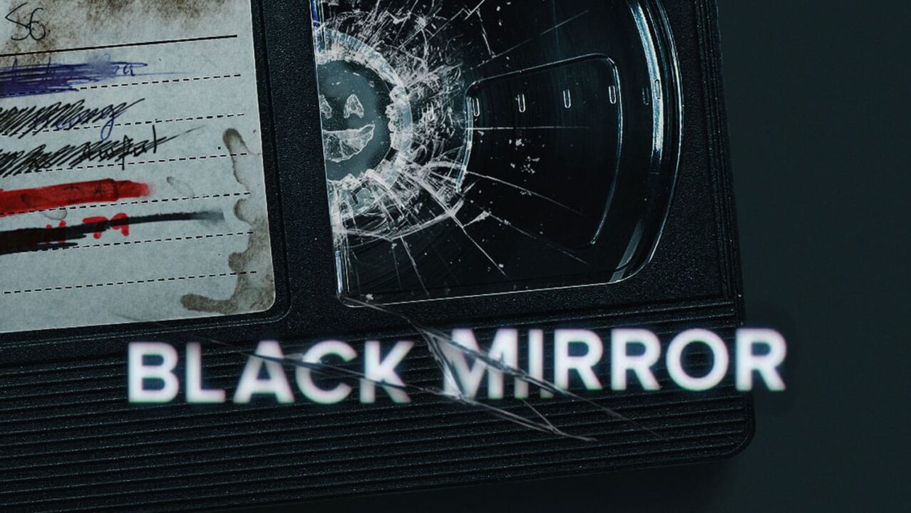 صورة تعبيرية عن مسلسل Black Mirror تُظهر مدينة ديستوبية ومرآة مكسورة تعكس الواقع المظلم