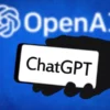 واجهة رقمية مستقبلية تُظهر ChatGPT Plus يُقدّم مجاناً في الإمارات مع علم الإمارات في الخلفية